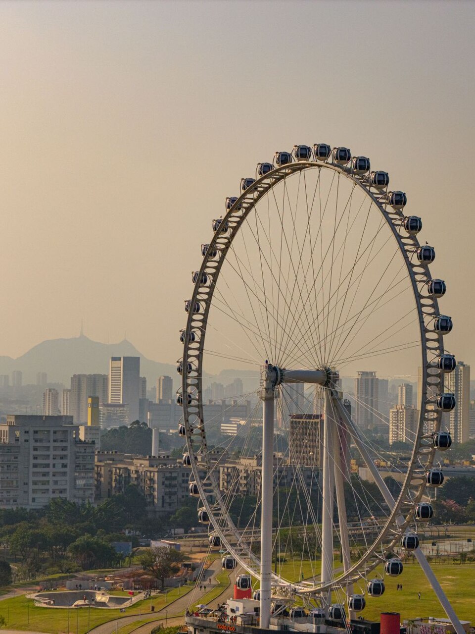 Ponto Turístico Roda Gigante FG Big Wheel em Balneário Camboriú