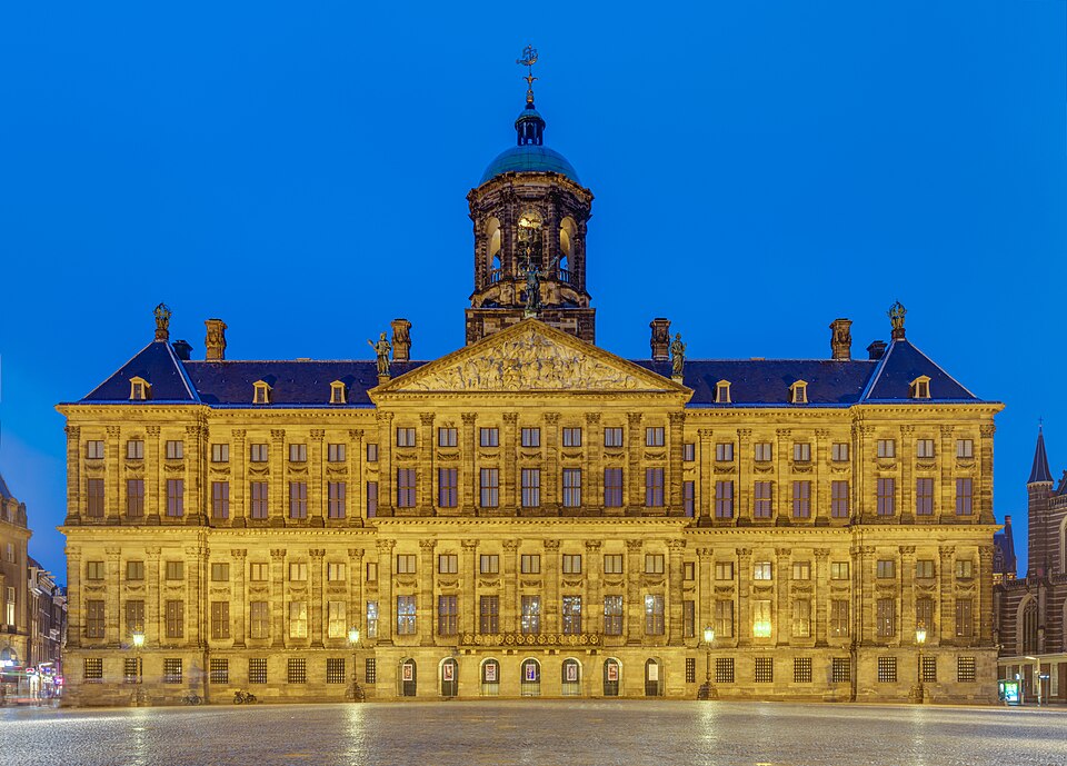 Ponto Turístico Praça Dam e o Palácio Real (Koninklijk Paleis) em Amsterdão