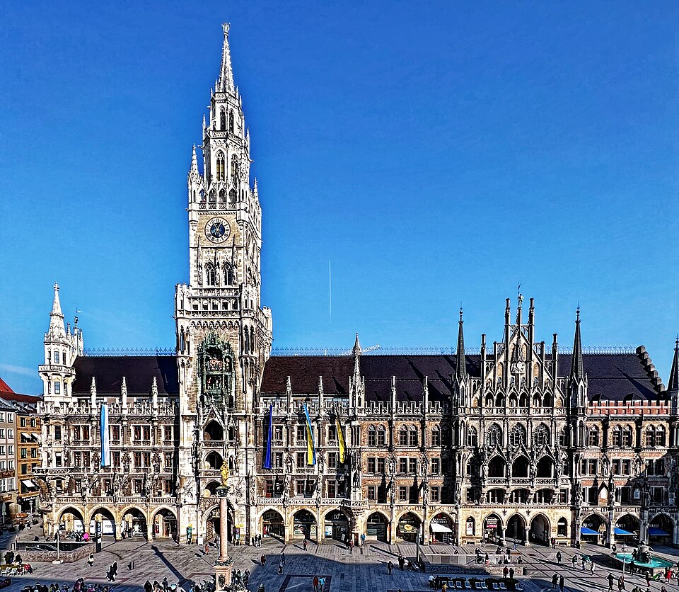Ponto Turístico Marienplatz e a Nova Prefeitura (Neues Rathaus) em Munique