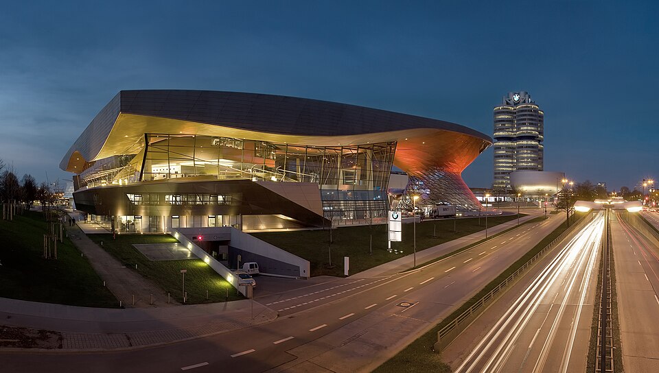 Ponto Turístico BMW Welt e o Museu BMW em Munique