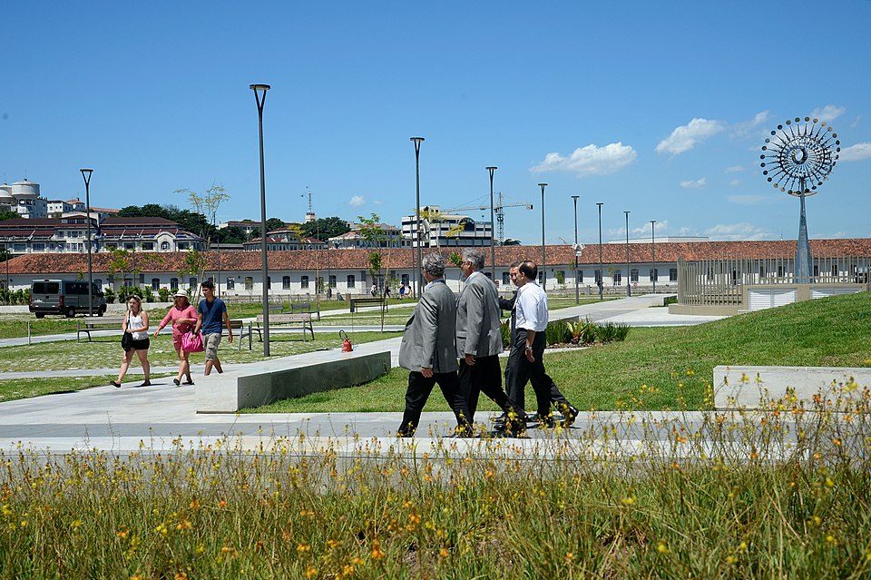 Ponto Turístico Calçadão da Orla e as Portas do Mar (Marina) em Ponta Delgada